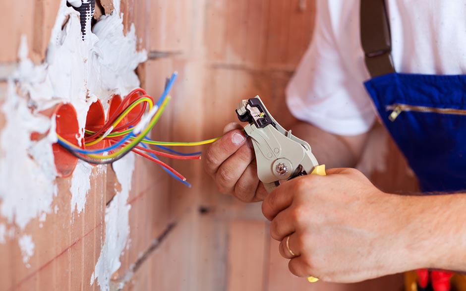 électricien dans le bâtiment Saint-Nom-la-Bretèche